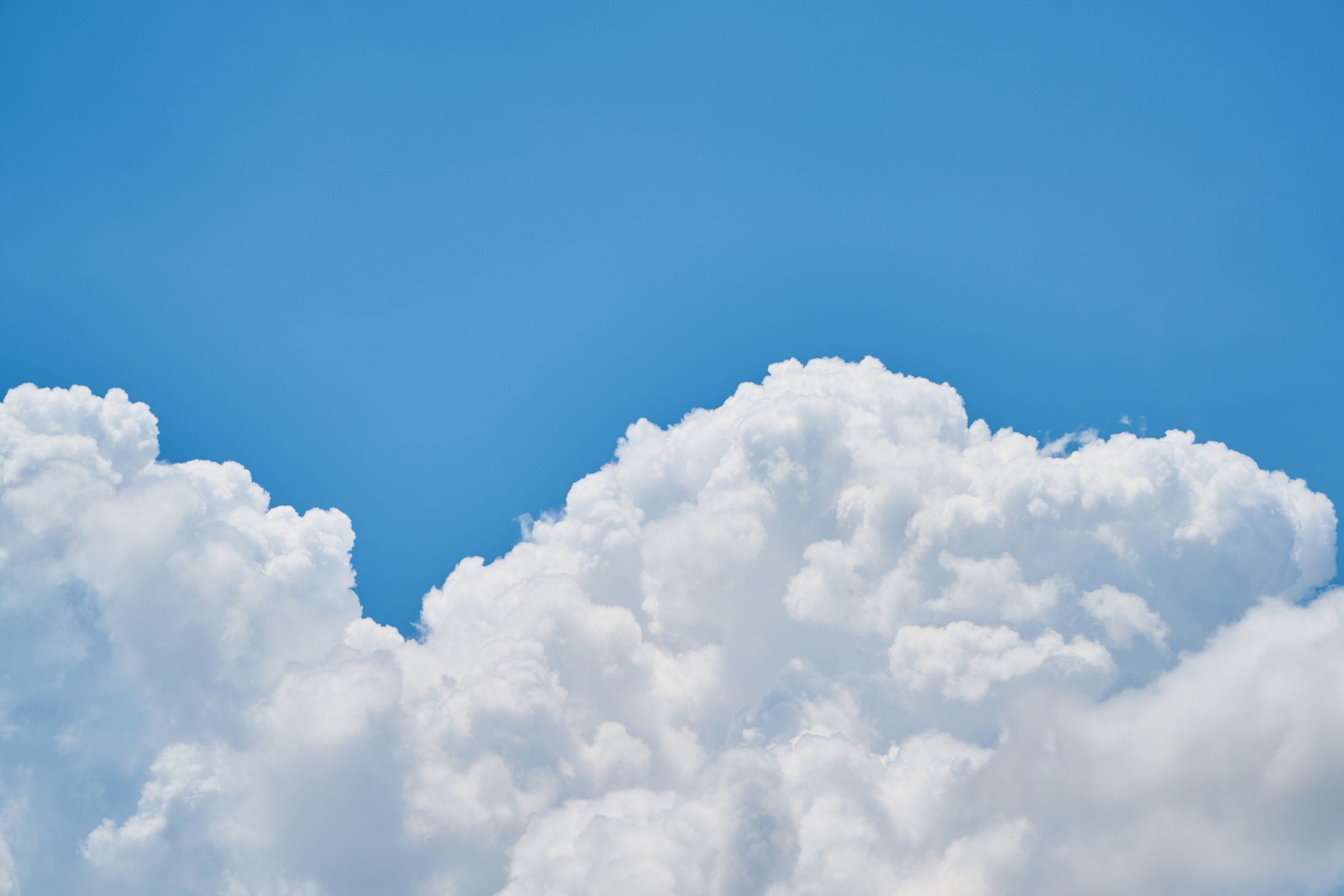 Ciel lumineux de jour, nuages blancs