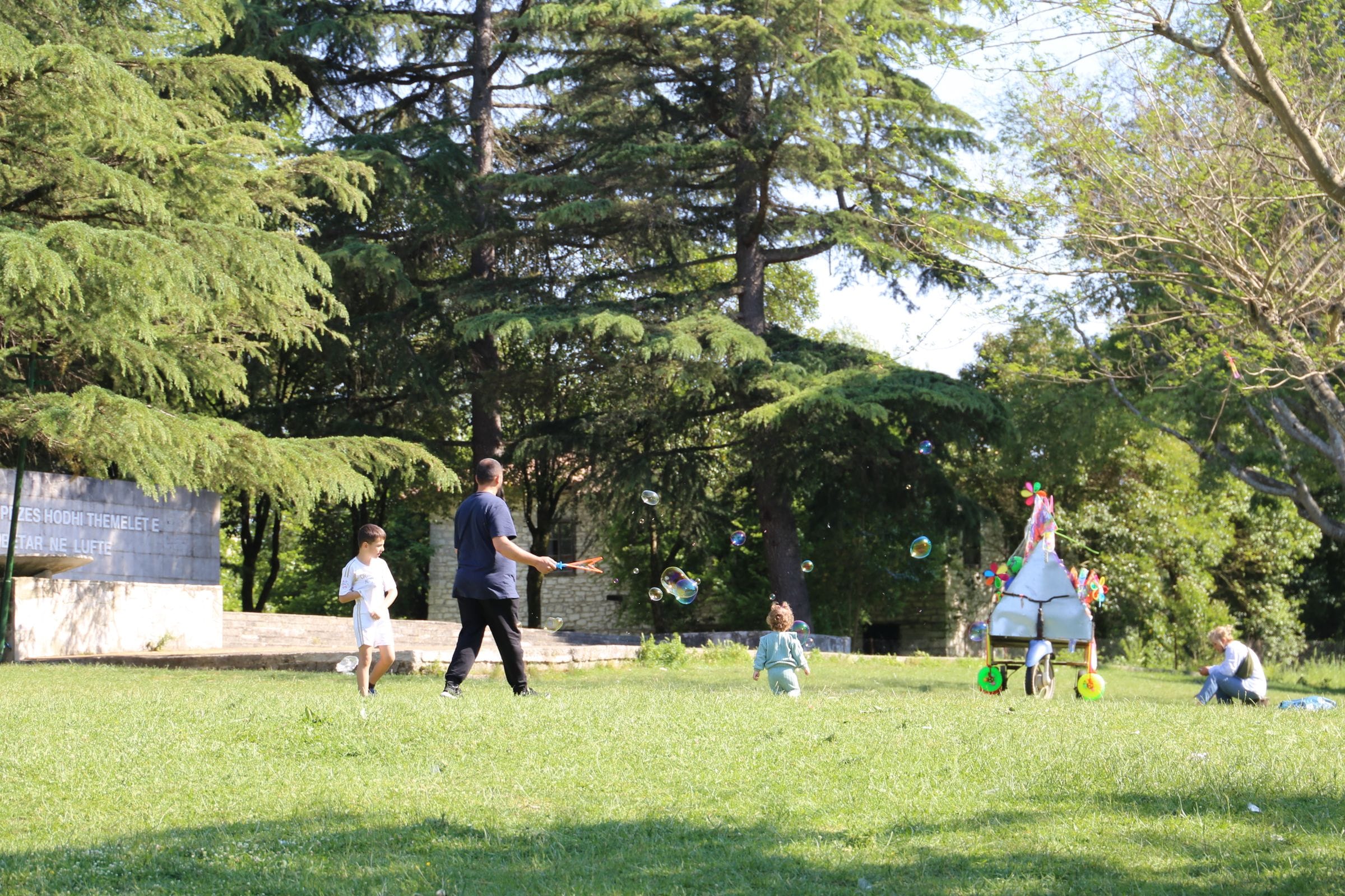 Enfants en activité plein air, bulles et jeu dehors