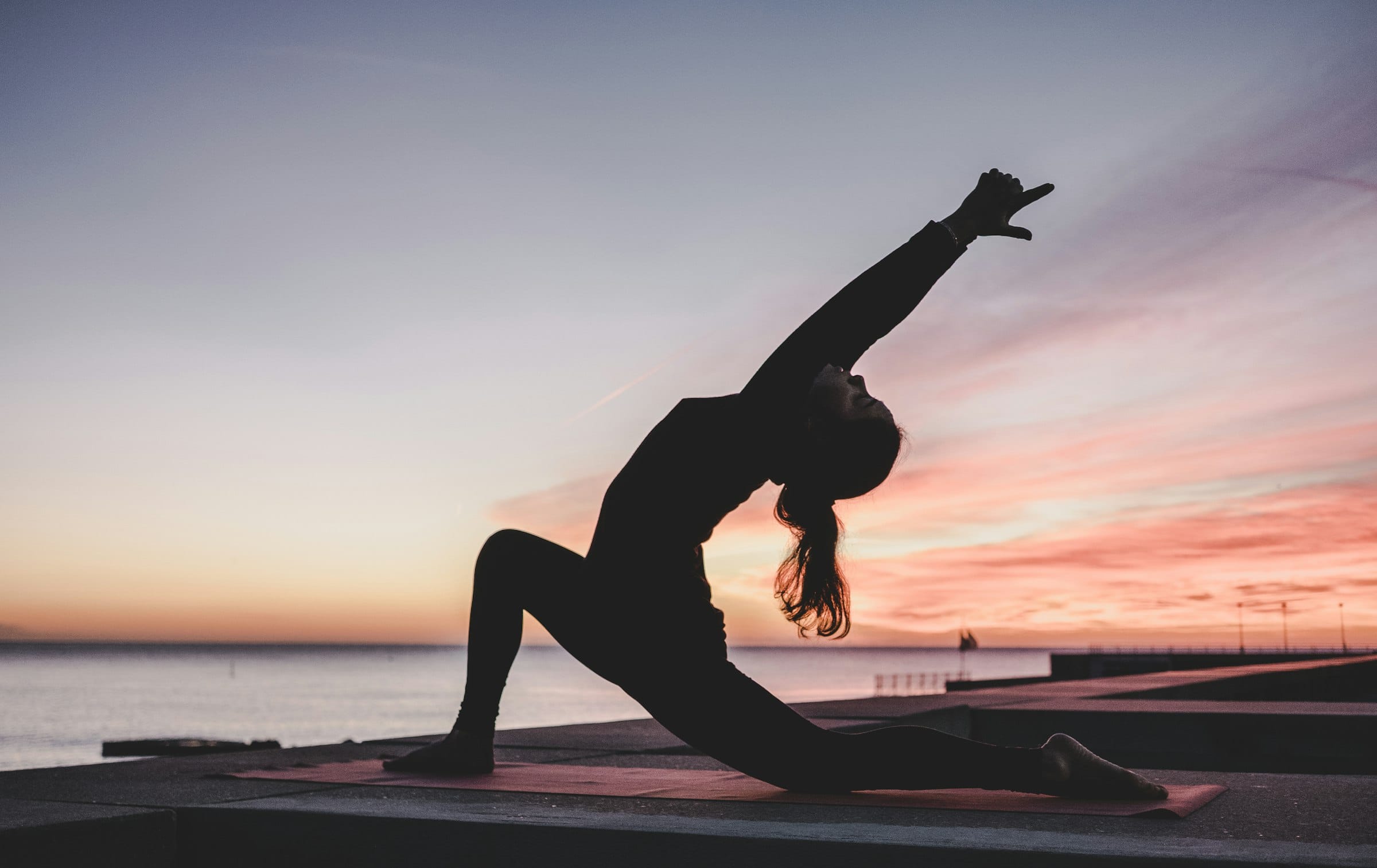Posture de yoga en plein air, au coucher du soleil